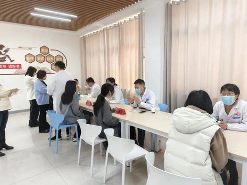 醫校攜手共筑健康夢——南陽市第十完全學校高中部開展義診與教育咨詢活動