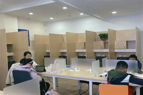 學(xué)易知AI自習(xí)室 智能教育咨詢(xún)服務(wù)的新標(biāo)桿